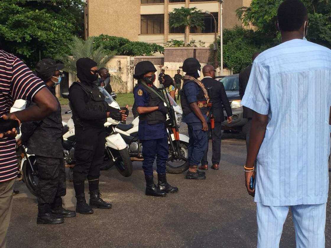 DSS, police, army surround court in Abuja for Kanu’s trial DSS, police, army surround court in Abuja for Kanu’s trial