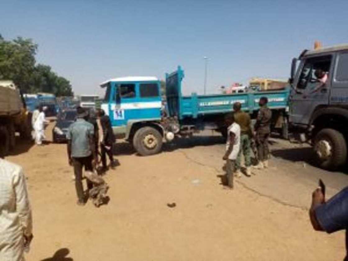 Hotunan direbobin tifa suna toshe babbar hanyar Gusau zuwa Sokoto, sun sanar da dalili Hotunan direbobin tifa suna toshe babbar hanyar Gusau zuwa Sokoto, sun sanar da dalili