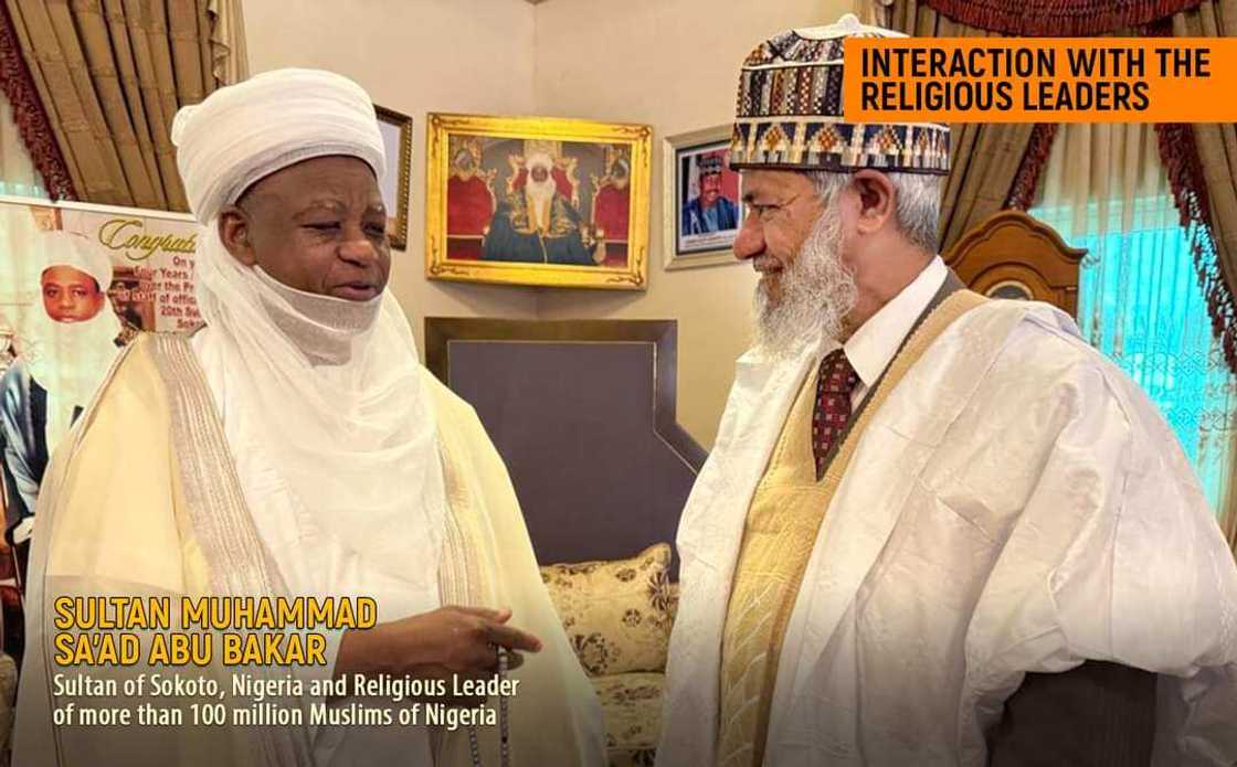 Sarkin Musulmai tare da Dakta Zakir Naik. Sarkin Musulmai tare da Dakta Zakir Naik.