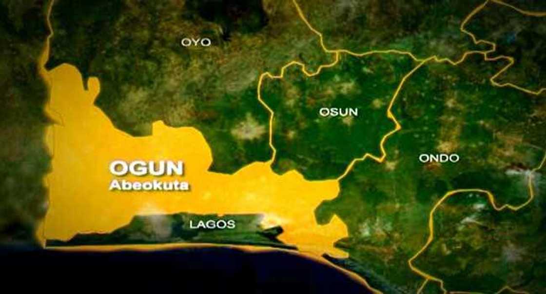 Road Accident in Ogun State/Sola Olaniyan, his wife, Mojisola, baby Ogooluwa Road Accident in Ogun State/Sola Olaniyan, his wife, Mojisola, baby Ogooluwa