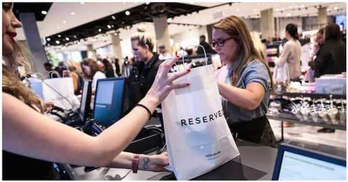 Labarin hamshakin mai kudi da ya tara arziki sama da biliyan N380 wanda ke yawo a keke Labarin hamshakin mai kudi da ya tara arziki sama da biliyan N380 wanda ke yawo a keke