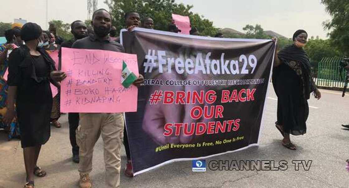 Iyayen Daliban da Aka Sace a Kaduna Sun Mamaye Bakin Majalisar Tarayya Iyayen Daliban da Aka Sace a Kaduna Sun Mamaye Bakin Majalisar Tarayya