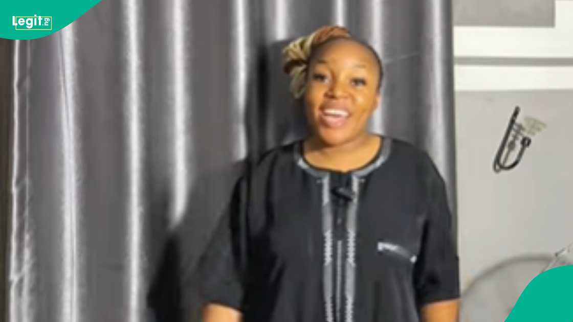 Lady Visits Father’s Graveside to Honour Him on Her Sign-out Day, Writes Emotional Messageqa Lady Visits Father’s Graveside to Honour Him on Her Sign-out Day, Writes Emotional Messageqa