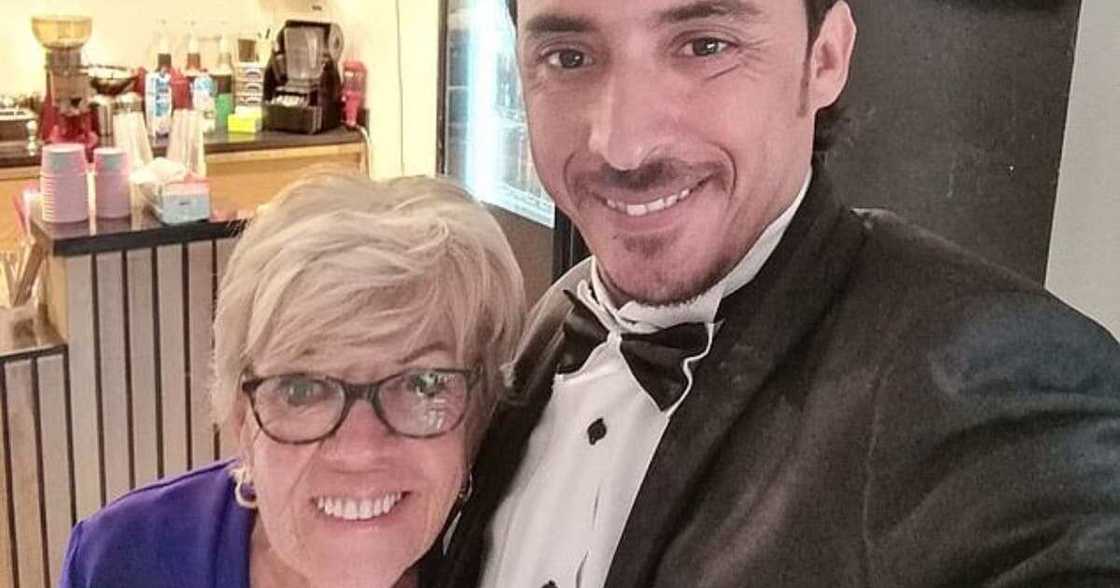 Hotunan matashi mai shekaru 35 ya yi wuff da tsohuwa mai shekaru 80 Hotunan matashi mai shekaru 35 ya yi wuff da tsohuwa mai shekaru 80