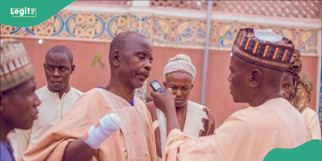 The victim was attacked while attempting to rescue another man from suspected robbers. The victim was attacked while attempting to rescue another man from suspected robbers.