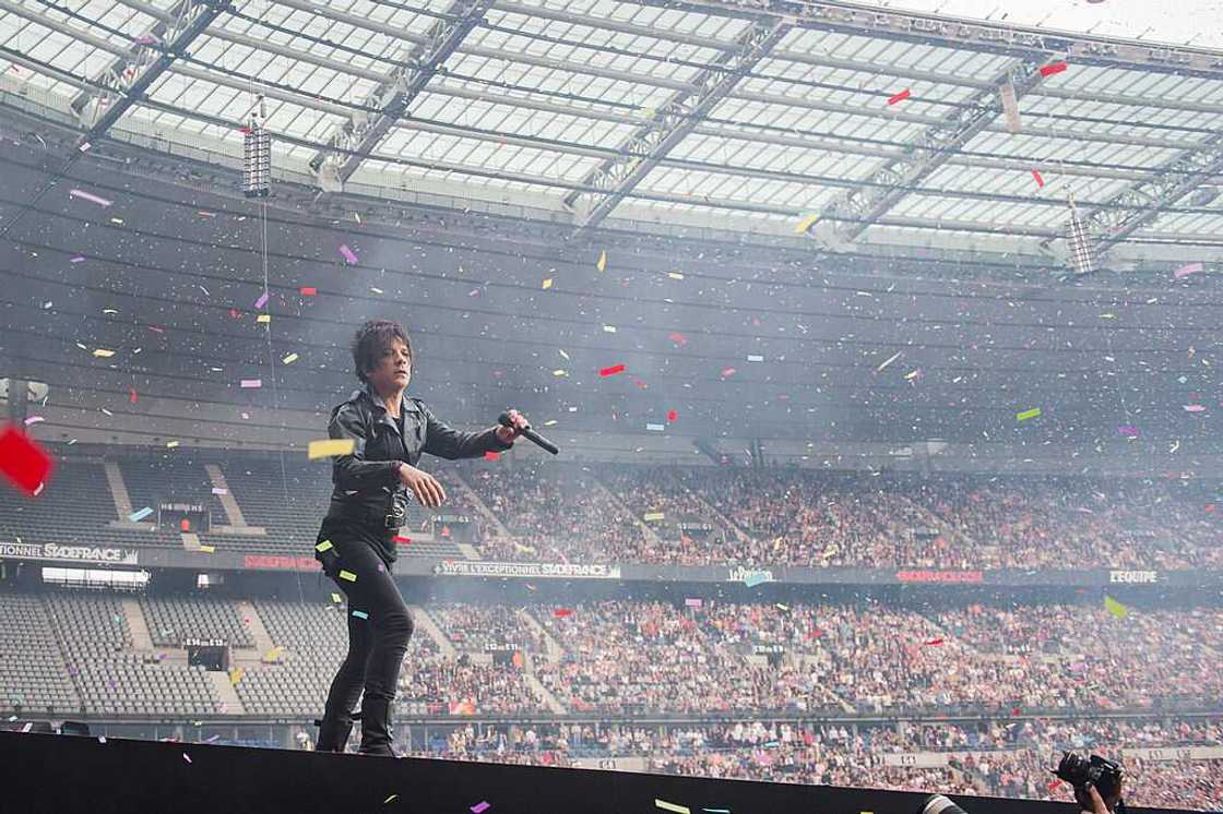 Indochine sur scène au stade de France.