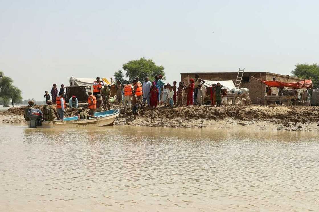 Pakistan soldiers evacuate stranded farmers Rajanpur district of Punjab province