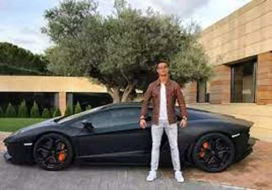 Aljannar duniya: Hotunan cikin katafaren gidan £45m na Ronaldo da motocin alfarma Aljannar duniya: Hotunan cikin katafaren gidan £45m na Ronaldo da motocin alfarma