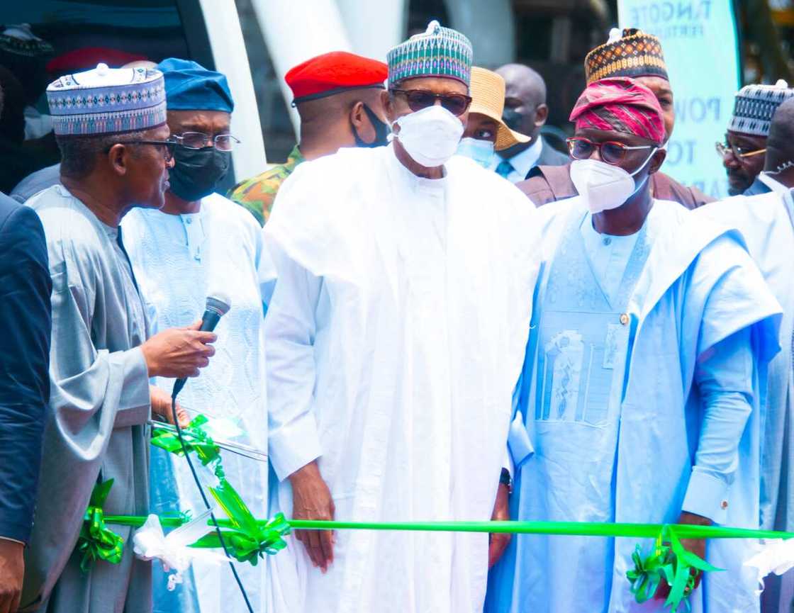 President Buhari Impressed with Dangote’s $2.5bn Fertilizer Plant President Buhari Impressed with Dangote’s $2.5bn Fertilizer Plant