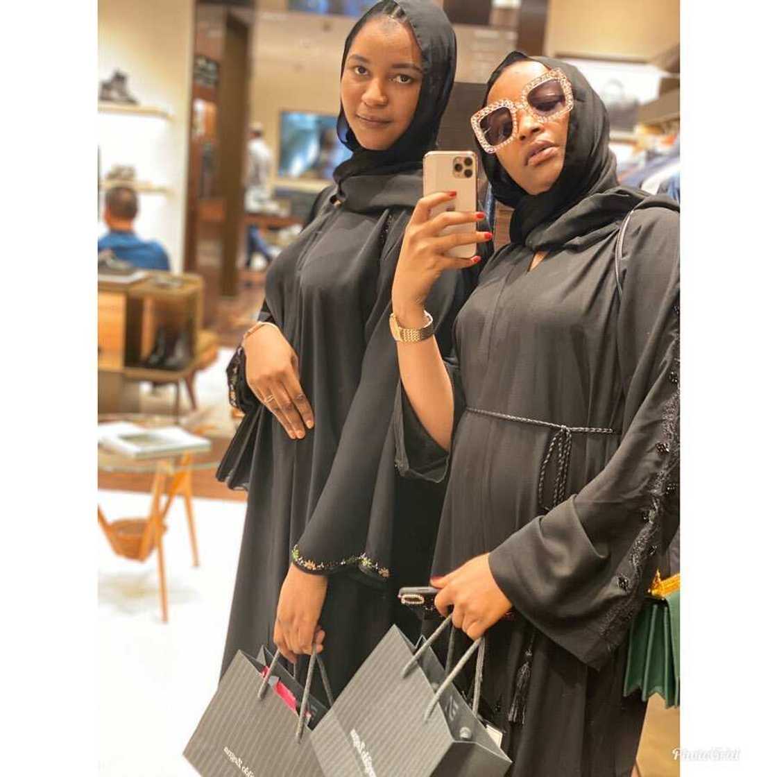 Hotuna: Wata biyu kacal da sakin wayar iPhone 11 a kasuwa, jaruma Rahama Sadau ta mallaketa Hotuna: Wata biyu kacal da sakin wayar iPhone 11 a kasuwa, jaruma Rahama Sadau ta mallaketa