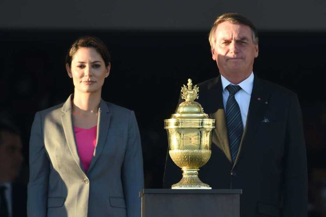 Le président brésilien Jair Bolsonaro (D) aux côtés de son épouse Michelle (G), avec la relique du coeur de l'empereur Pierre 1er, exposée à Brasilia à l'occasion du bicentenaire de l'Indépendance, le 24 août 2022 Le président brésilien Jair Bolsonaro (D) aux côtés de son épouse Michelle (G), avec la relique du coeur de l'empereur Pierre 1er, exposée à Brasilia à l'occasion du bicentenaire de l'Indépendance, le 24 août 2022