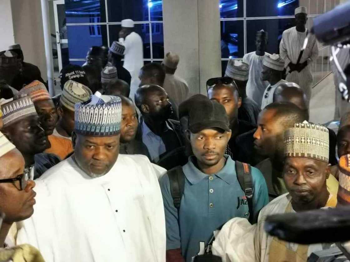 Matashin da ya tafi Kano daga Katsina a kasa saboda Ganduje ya samu kyakkyawar tarba Matashin da ya tafi Kano daga Katsina a kasa saboda Ganduje ya samu kyakkyawar tarba