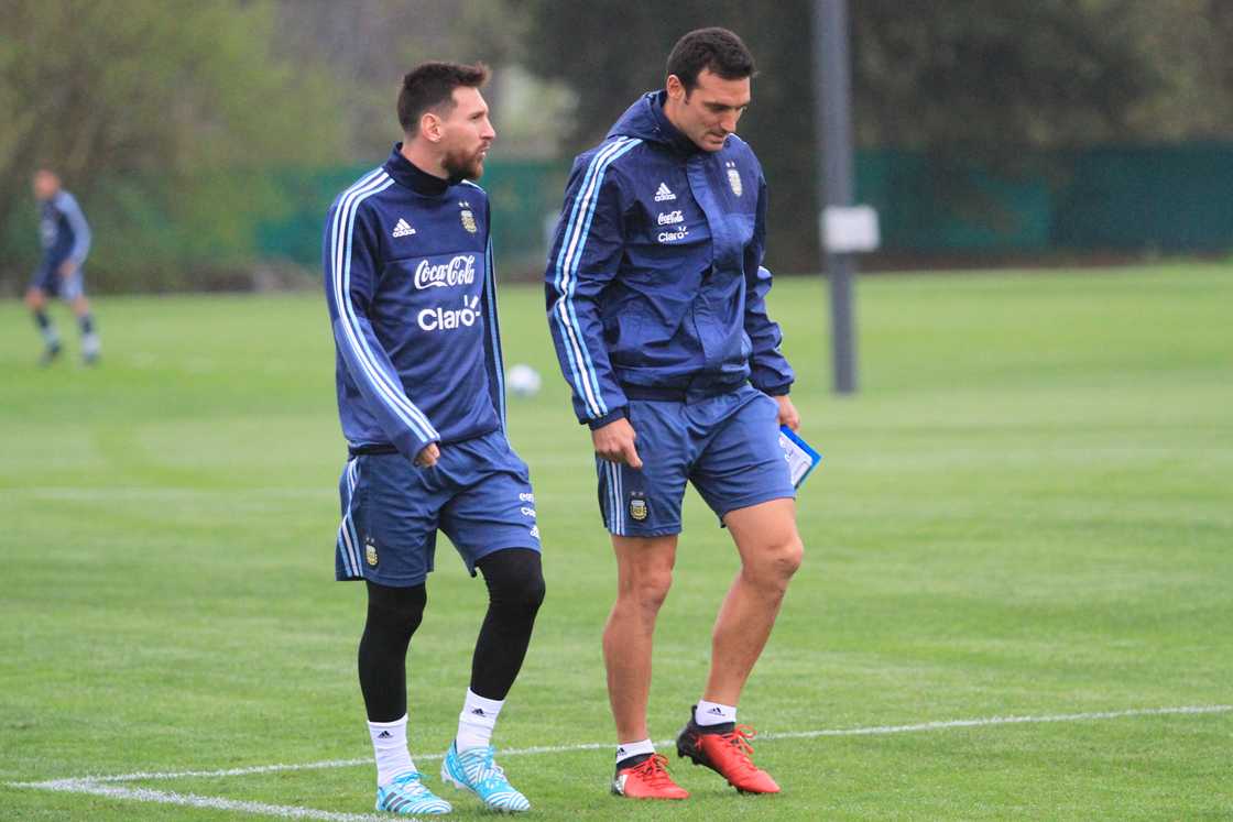 Did Scaloni and Messi play together? Did Scaloni and Messi play together?