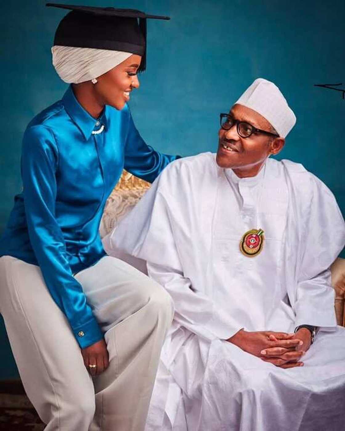 Cike da alfahari: Hotunan Buhari da Hanan bayan ta kammala digiri da sakamako mafi daraja Cike da alfahari: Hotunan Buhari da Hanan bayan ta kammala digiri da sakamako mafi daraja