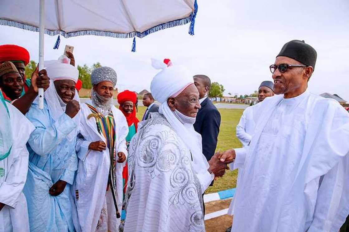 Hotuna yadda Sarkin Daura ya tarbi Buhari a yau Hotuna yadda Sarkin Daura ya tarbi Buhari a yau