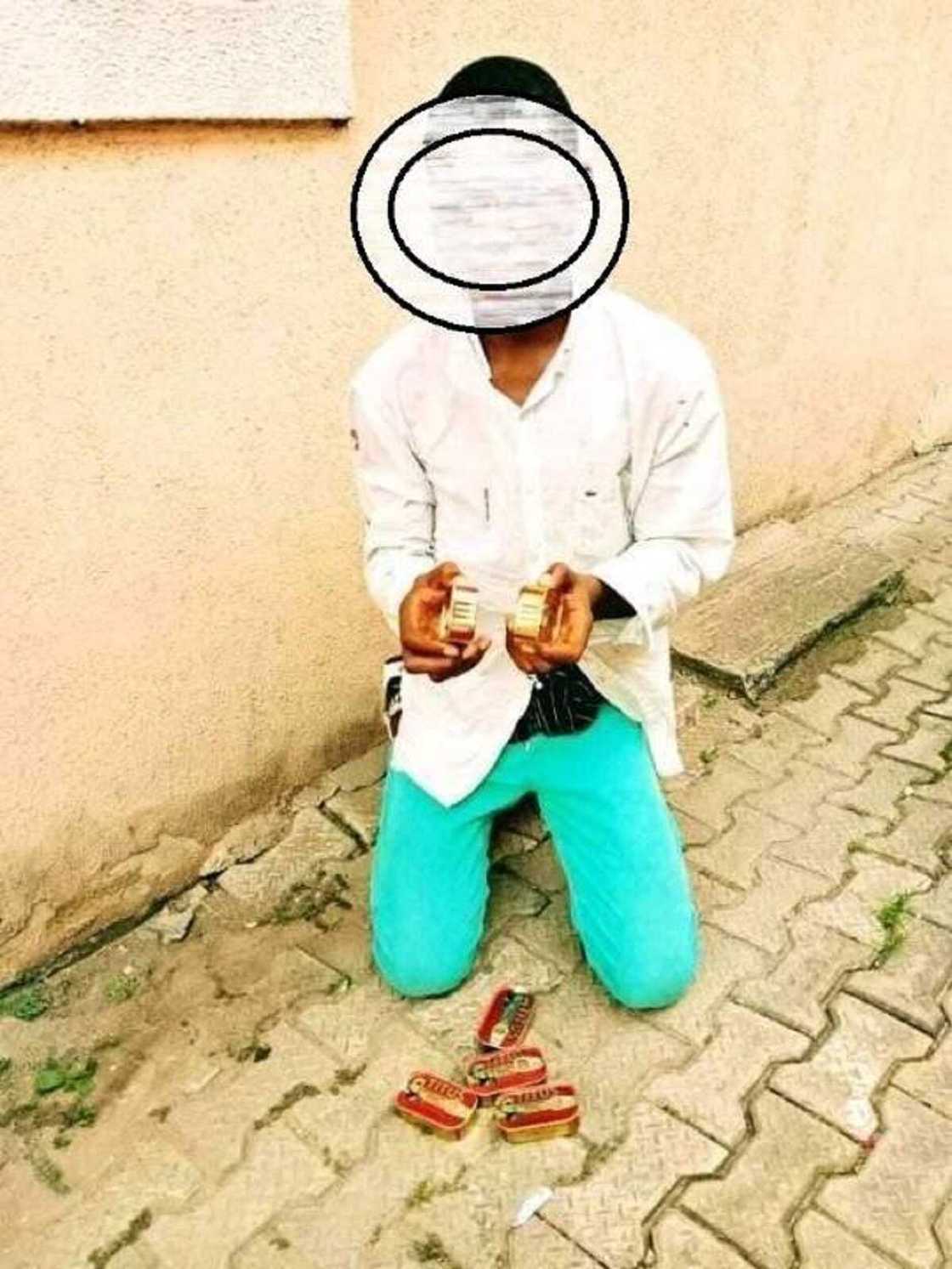 An kama wani mutum da ya saci kifi ya boye su a ƙugunsa a wani babban kanti (Hotuna) An kama wani mutum da ya saci kifi ya boye su a ƙugunsa a wani babban kanti (Hotuna)