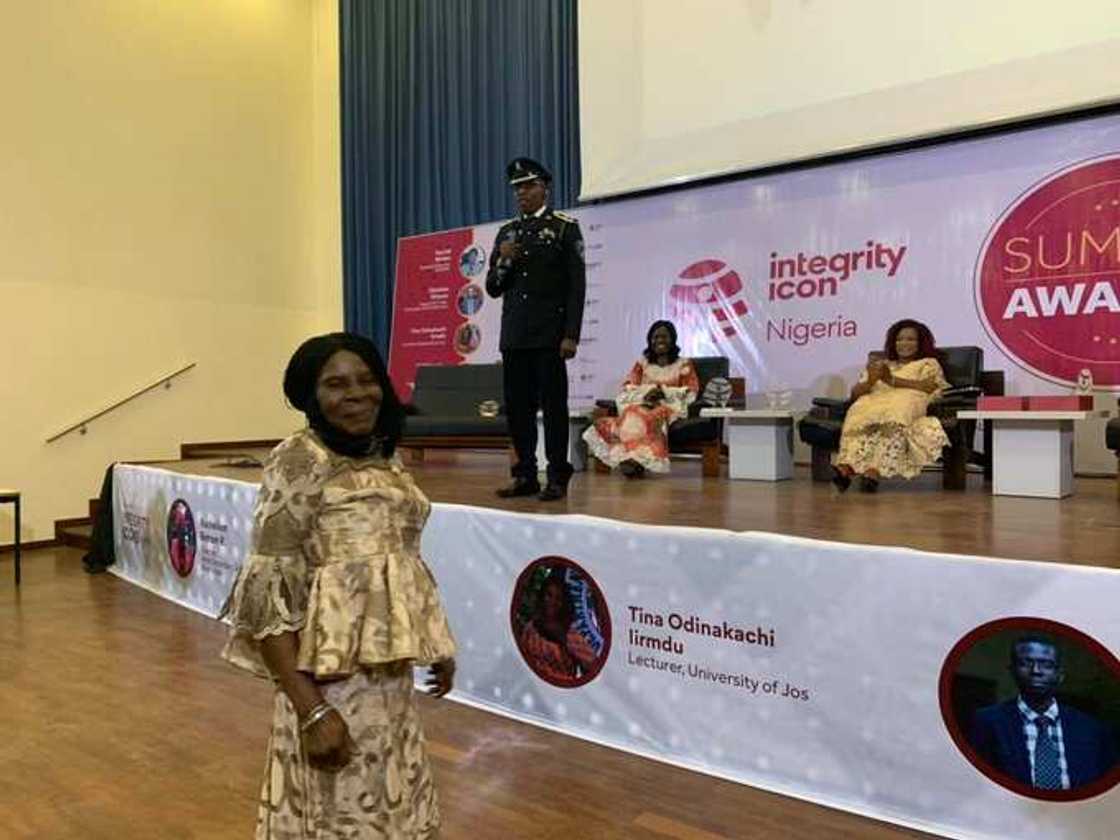 An karrama jami'in dan sanda da ya ki karbar cin hancin N6m An karrama jami'in dan sanda da ya ki karbar cin hancin N6m