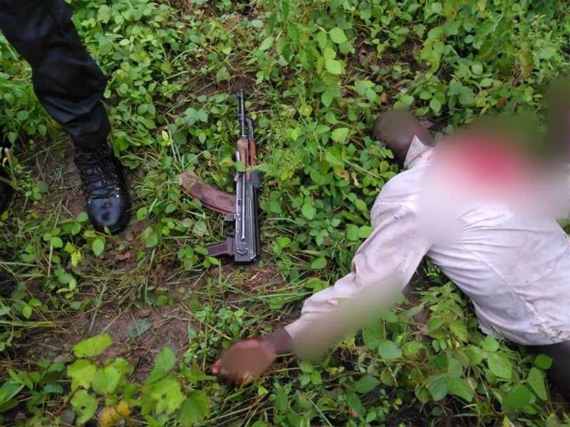 Sojoji sun cafke 'yan bindiga 4 da miyagun makamai, sun ragargaza sansaninsu a Benue da Nasarawa Sojoji sun cafke 'yan bindiga 4 da miyagun makamai, sun ragargaza sansaninsu a Benue da Nasarawa