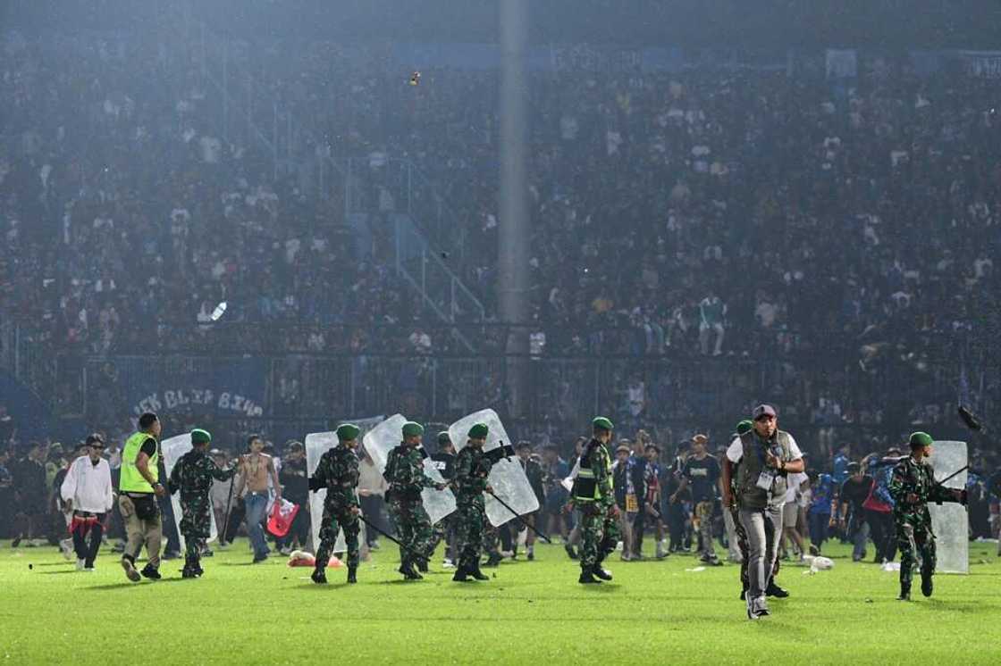 Several thousand fans descended to the pitch, some angry, some who wanted to shake the players' hands of home team Arema FC after the loss to their fierce rivals Several thousand fans descended to the pitch, some angry, some who wanted to shake the players' hands of home team Arema FC after the loss to their fierce rivals