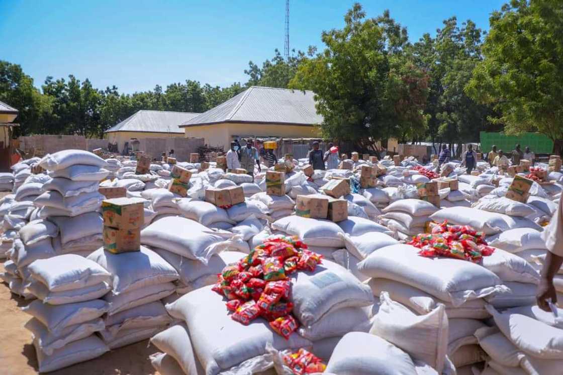 Gwamna Zulum ya kai ziyara Gwoza, ya rabawa mutane N24m da kayan hatsi Gwamna Zulum ya kai ziyara Gwoza, ya rabawa mutane N24m da kayan hatsi