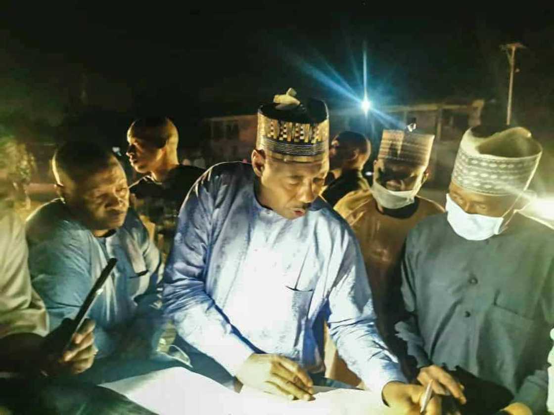 Zulum ya dira sansanin 'yan gudun hijira cikin dare, ya gano 'yan gudun hijiran bogi Zulum ya dira sansanin 'yan gudun hijira cikin dare, ya gano 'yan gudun hijiran bogi