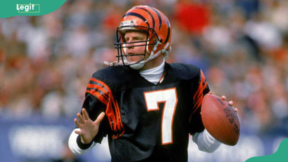 Boomer Esiason drops back to pass against the Cleveland Browns Boomer Esiason drops back to pass against the Cleveland Browns