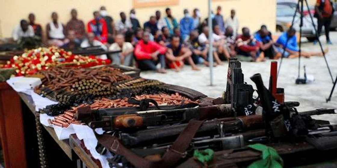 Hotuna: 'Yan sanda sun yi holen 'yan fashi da makami da masu garkuwa a Abuja Hotuna: 'Yan sanda sun yi holen 'yan fashi da makami da masu garkuwa a Abuja