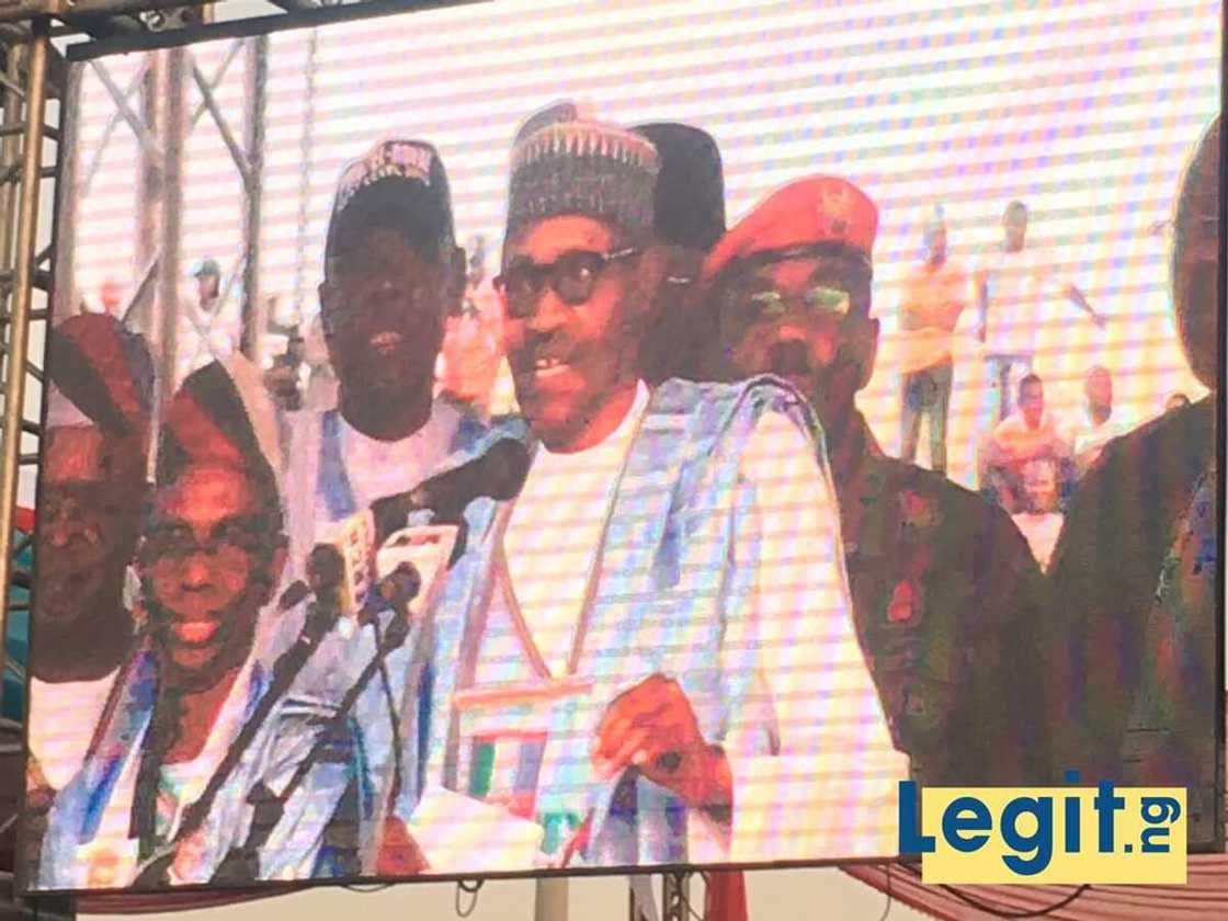 Hotunan yadda mutan jihar Kaduna suka tarbi shugaba Muhammadu Buhari Hotunan yadda mutan jihar Kaduna suka tarbi shugaba Muhammadu Buhari