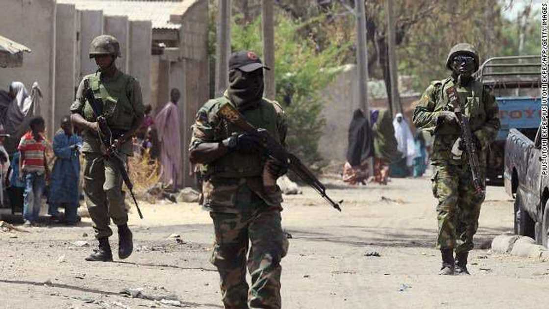 An zargi rundunar soji da nufin daukar tubabbun Boko Haram aiki, amma sun karyata