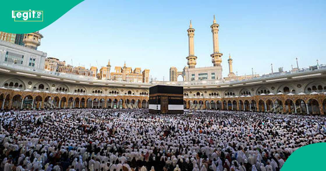Musulmai na ibada a dakin Ka'aba Musulmai na ibada a dakin Ka'aba