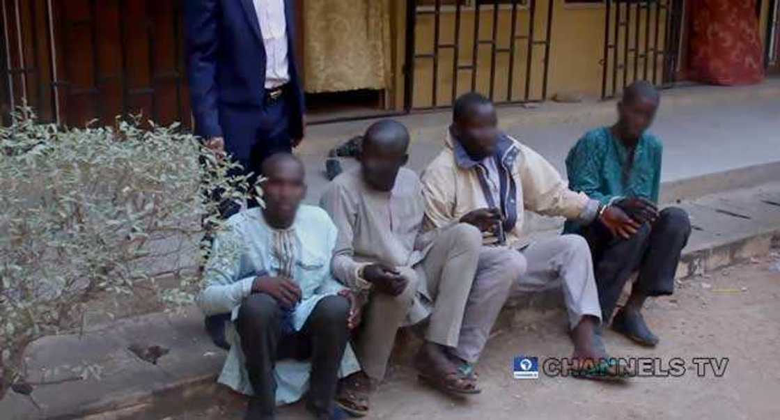 Jami’an Civil Defense sun kama muggan masu garkuwa da mutane 4 a Adamawa Jami’an Civil Defense sun kama muggan masu garkuwa da mutane 4 a Adamawa