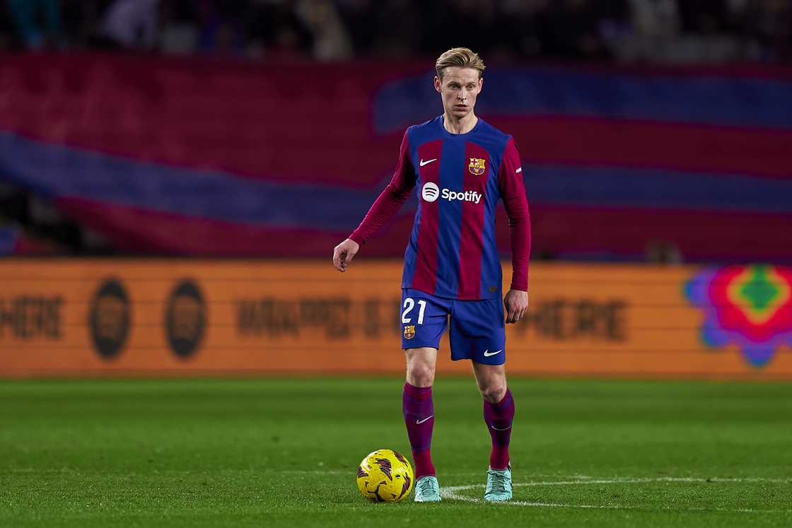 Frenkie De Jong of FC Barcelona with the ball during the LaLiga EA Sports match between FC Barcelona and Atletico de Madrid at Estadi Olimpic Lluis Company Frenkie De Jong of FC Barcelona with the ball during the LaLiga EA Sports match between FC Barcelona and Atletico de Madrid at Estadi Olimpic Lluis Company