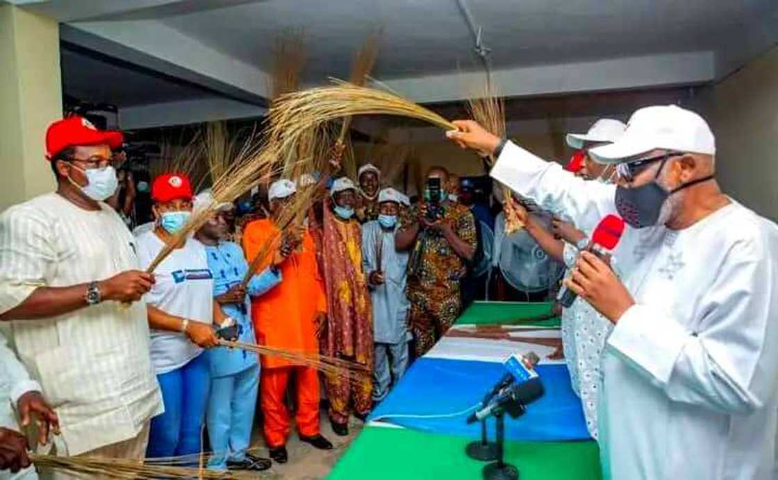 Jiga-Jigan PDP sun sauya sheka zuwa APC a Ondo Jiga-Jigan PDP sun sauya sheka zuwa APC a Ondo