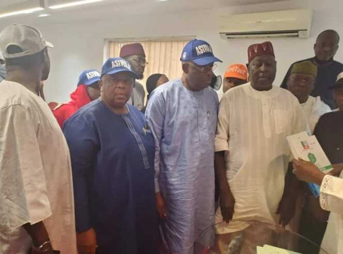 Fom din takara ya shiga hannun Tinubu Fom din takara ya shiga hannun Tinubu