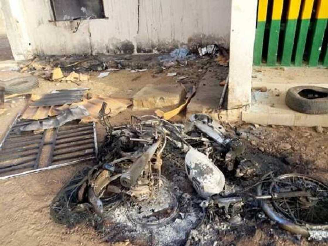 Yanzu-yanzu: Fusatattun matasa sun kone ofishin Yan sanda a Katsina (Hotuna) Yanzu-yanzu: Fusatattun matasa sun kone ofishin Yan sanda a Katsina (Hotuna)