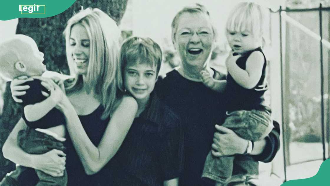 Denise Richards posing with her mom, Joni, and her grandkids