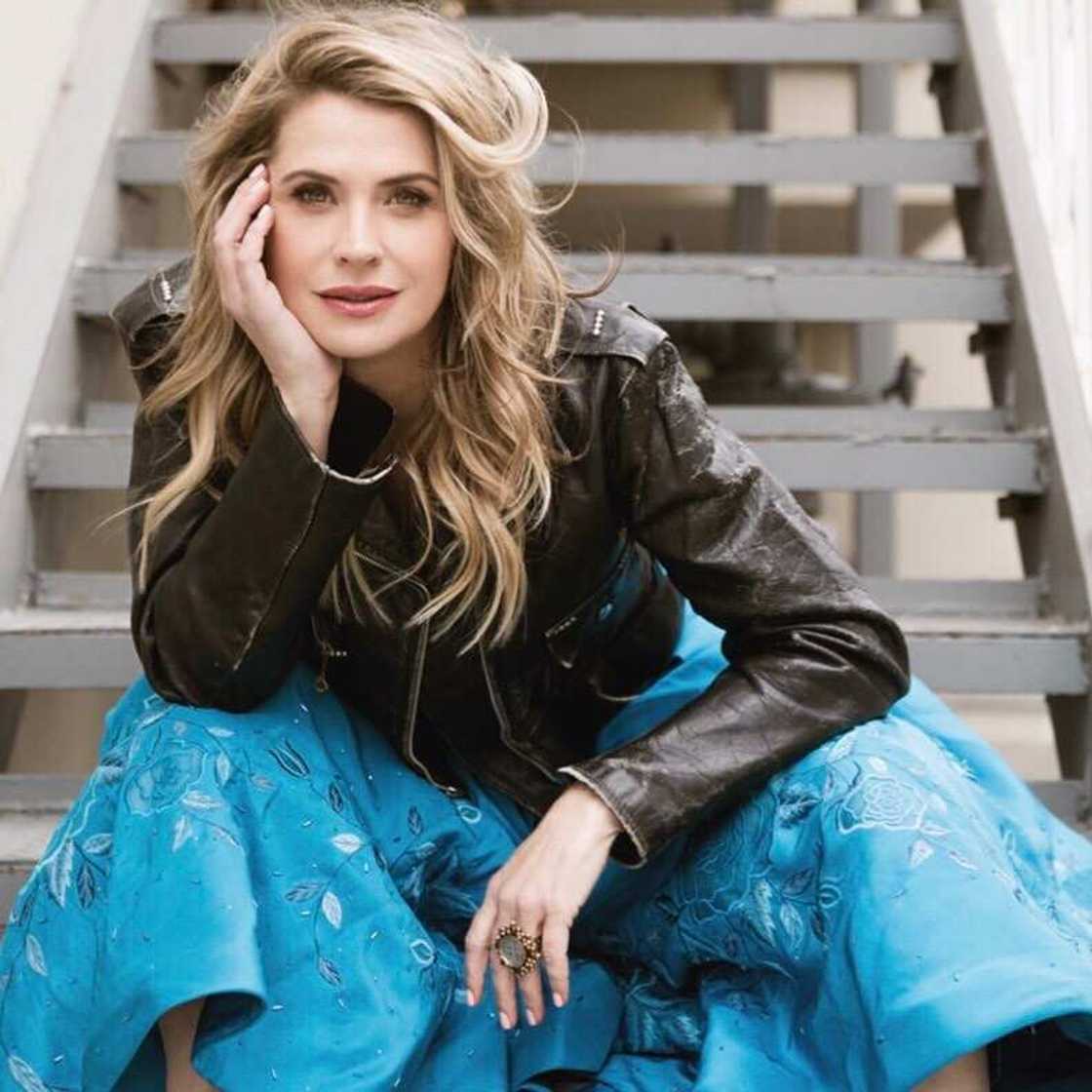 How old is Kristy Swanson How old is Kristy Swanson
