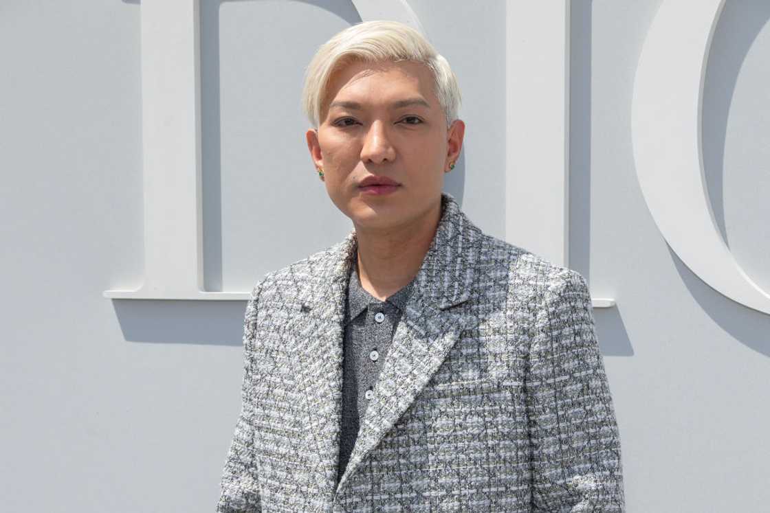 Bryanboy poses in a dark grey T-shirt and chekered blazer at Paris Fashion Week Bryanboy poses in a dark grey T-shirt and chekered blazer at Paris Fashion Week