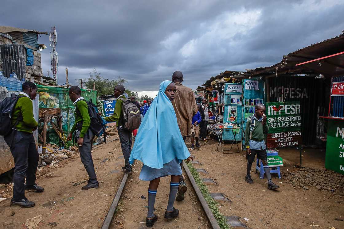 Viral video shows father confront Ilorin school for denying daughter entry over hijab Viral video shows father confront Ilorin school for denying daughter entry over hijab