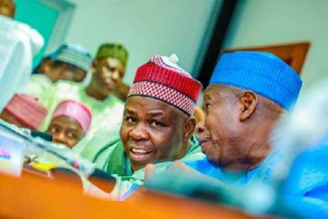 Ganduje ya karbi shugabannin Kwankwasiyya na kananan hukumomin Kano 44, ya yaga jar hula Ganduje ya karbi shugabannin Kwankwasiyya na kananan hukumomin Kano 44, ya yaga jar hula