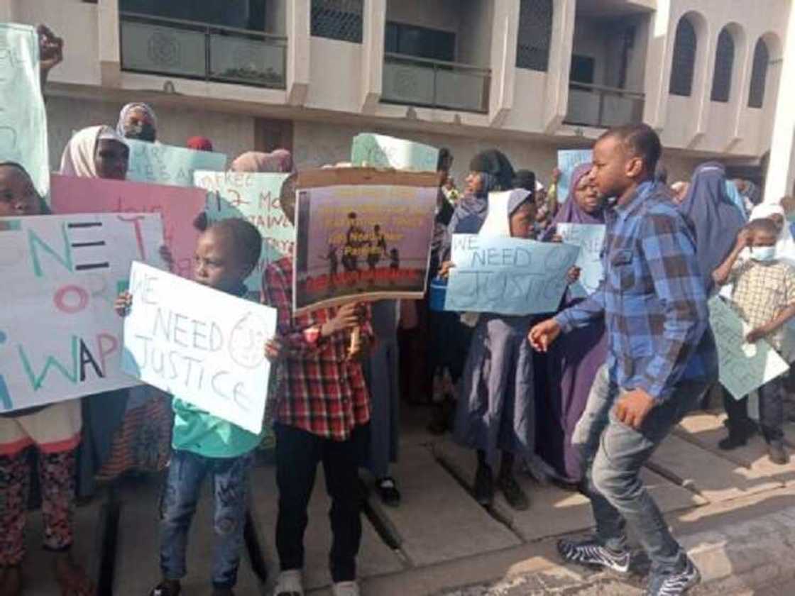 Boko Haram: Hotunan iyalan 'yan canji da aka kama yayin da suka fito zanga-zanga a Kano Boko Haram: Hotunan iyalan 'yan canji da aka kama yayin da suka fito zanga-zanga a Kano