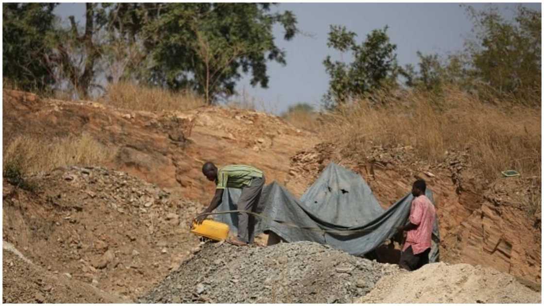 2 soldiers, 7 miners die in gun battle over discovery of ‘N70m gold nuggets’ in Katsina 2 soldiers, 7 miners die in gun battle over discovery of ‘N70m gold nuggets’ in Katsina