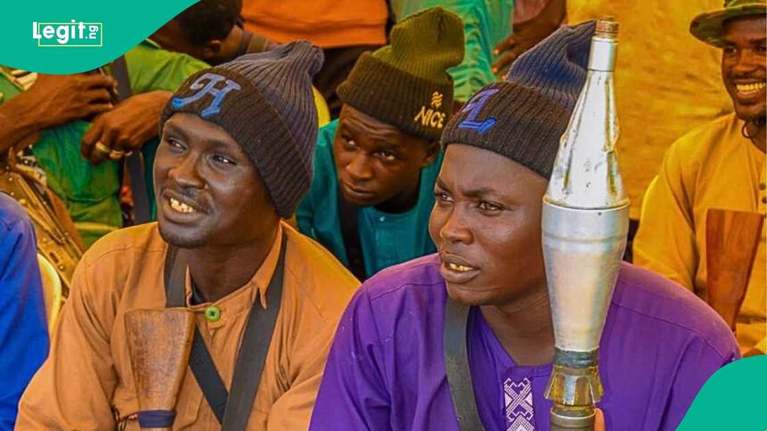 Wasu 'yan bindiga da suka halarci zaman sulhu a Katsina Wasu 'yan bindiga da suka halarci zaman sulhu a Katsina