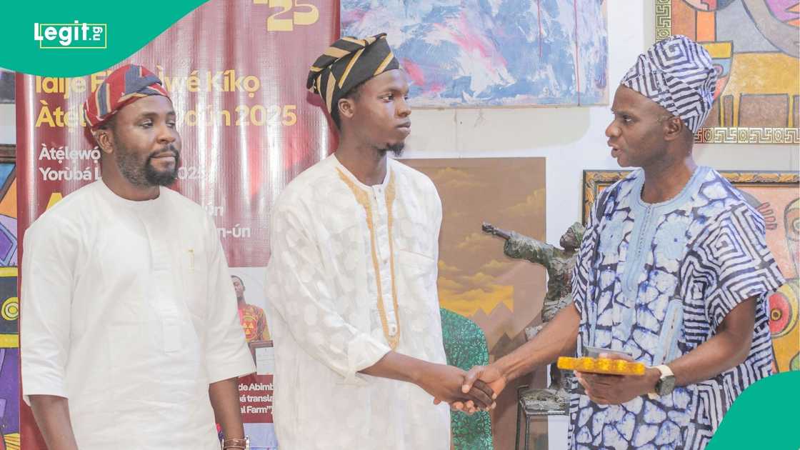 Poet Abdulrafiu honoured with ₦1 million cheque at ÀTẸ́LẸWỌ́ Prize event for Oríloníṣe collection. Poet Abdulrafiu honoured with ₦1 million cheque at ÀTẸ́LẸWỌ́ Prize event for Oríloníṣe collection.