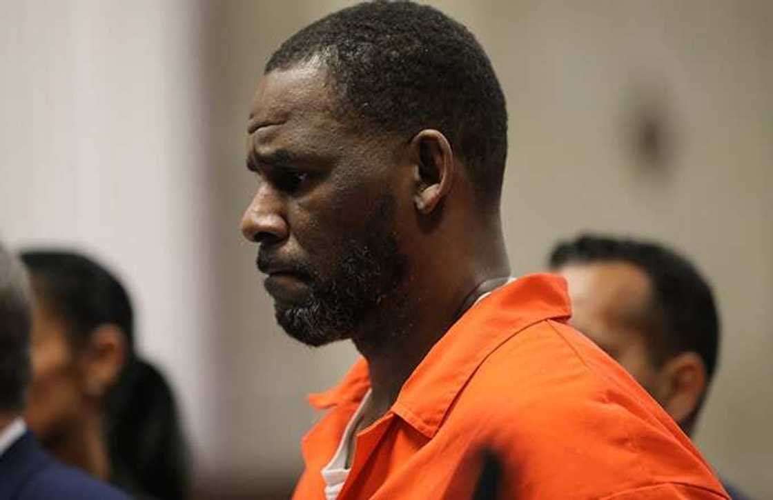 Jailed singer R.Kelly complains only one girlfriend has been allowed to visit Jailed singer R.Kelly complains only one girlfriend has been allowed to visit