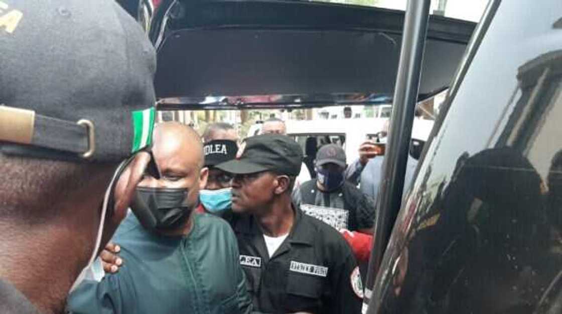 Hotuna da bidiyon ranar bakin ciki ga Abba Kyari yayin da ya bayyana a gaban kotu Hotuna da bidiyon ranar bakin ciki ga Abba Kyari yayin da ya bayyana a gaban kotu