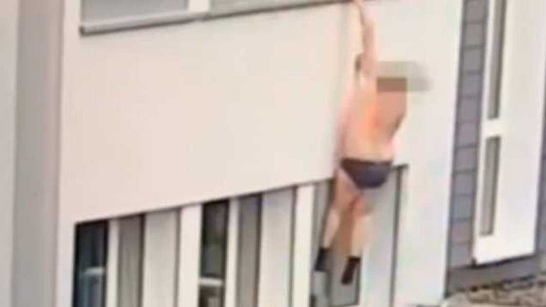 Kwarto ya diro ta 'taga' daga bene hawa biyu yayin da maigida ya dawo (Hotuna) Kwarto ya diro ta 'taga' daga bene hawa biyu yayin da maigida ya dawo (Hotuna)