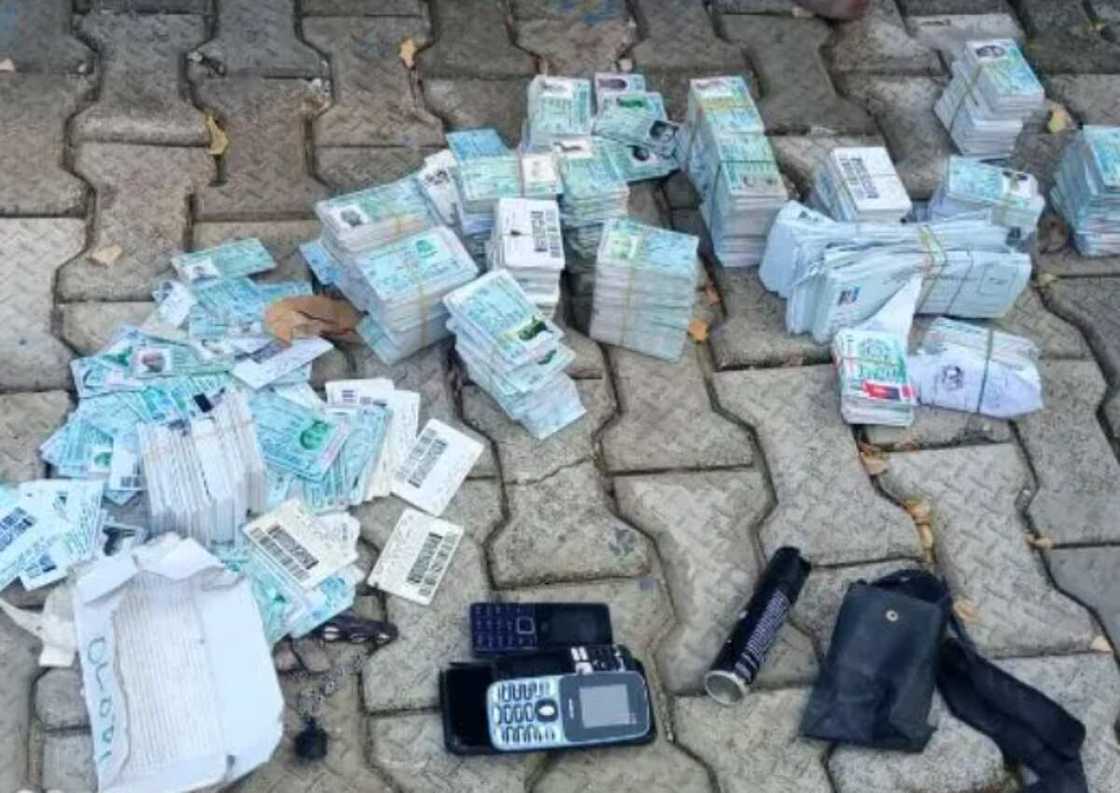 An gano wasu kayayyakin aikin zabe a hannun tsagerun Legas An gano wasu kayayyakin aikin zabe a hannun tsagerun Legas