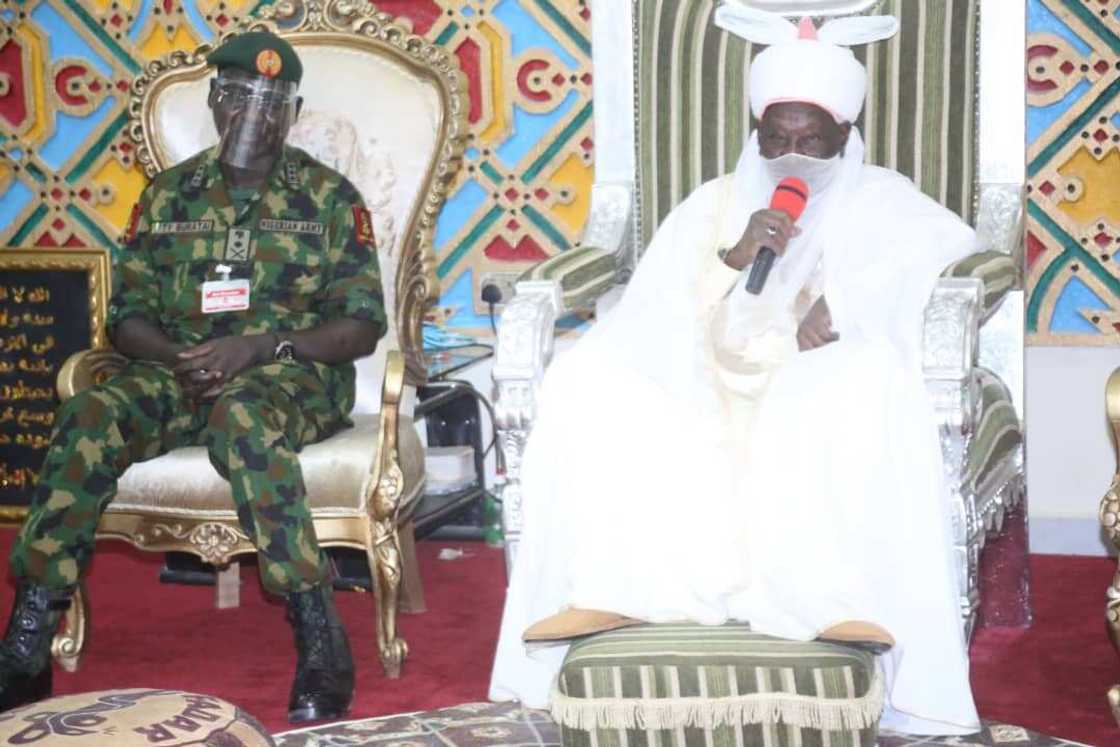Buratai ya ziyarci Sarkin Daura Buratai ya ziyarci Sarkin Daura