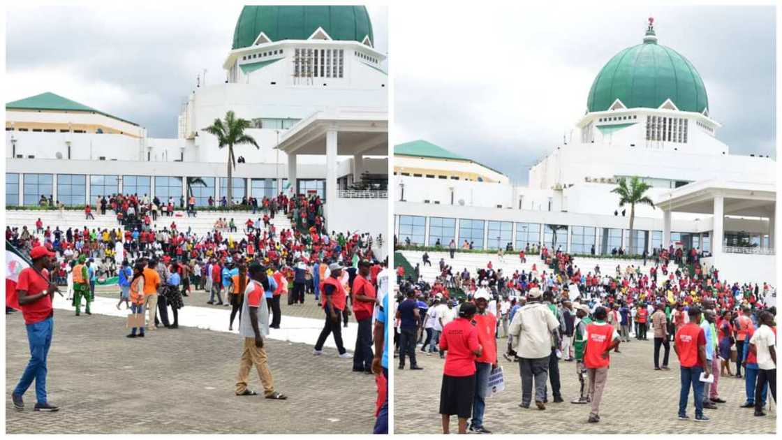 Masu zanga-zanga sun karya kofar majalisa Masu zanga-zanga sun karya kofar majalisa